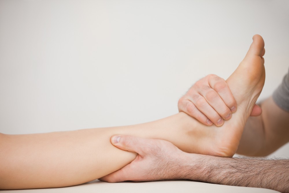 Examining Achilles tendon and flat feet